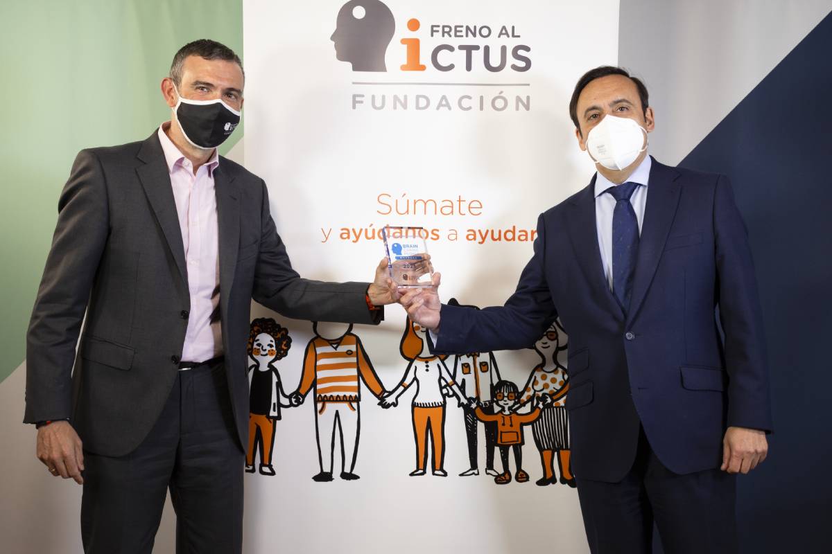 Julio Agredano, presidente de la Fundación Freno al Ictus, y Eduardo Pastor, presidente de Cofares, tras la firma del acuerdo.